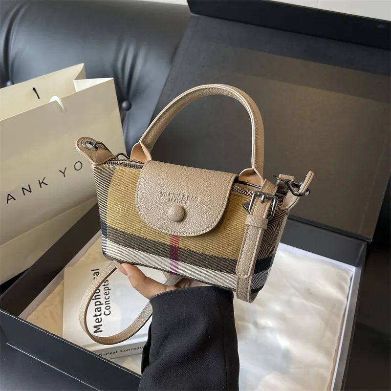 Mini sac bandoulière à carreaux, tendance été 2025_voghion.com