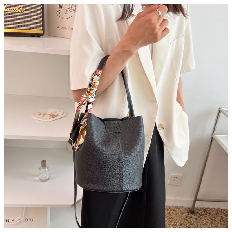 Nuovo per le donne alla moda e di alta qualità sciarpa di seta semplice borsa a tracolla secchiello tenuta a mano_voghion.com