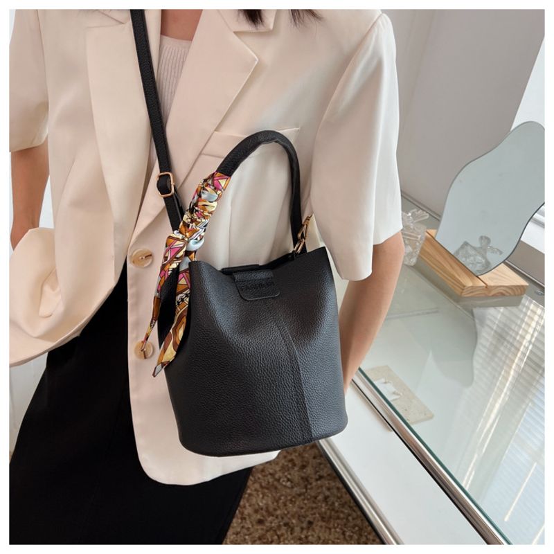 Nuovo per le donne alla moda e di alta qualità sciarpa di seta semplice borsa a tracolla secchiello tenuta a mano_voghion.com