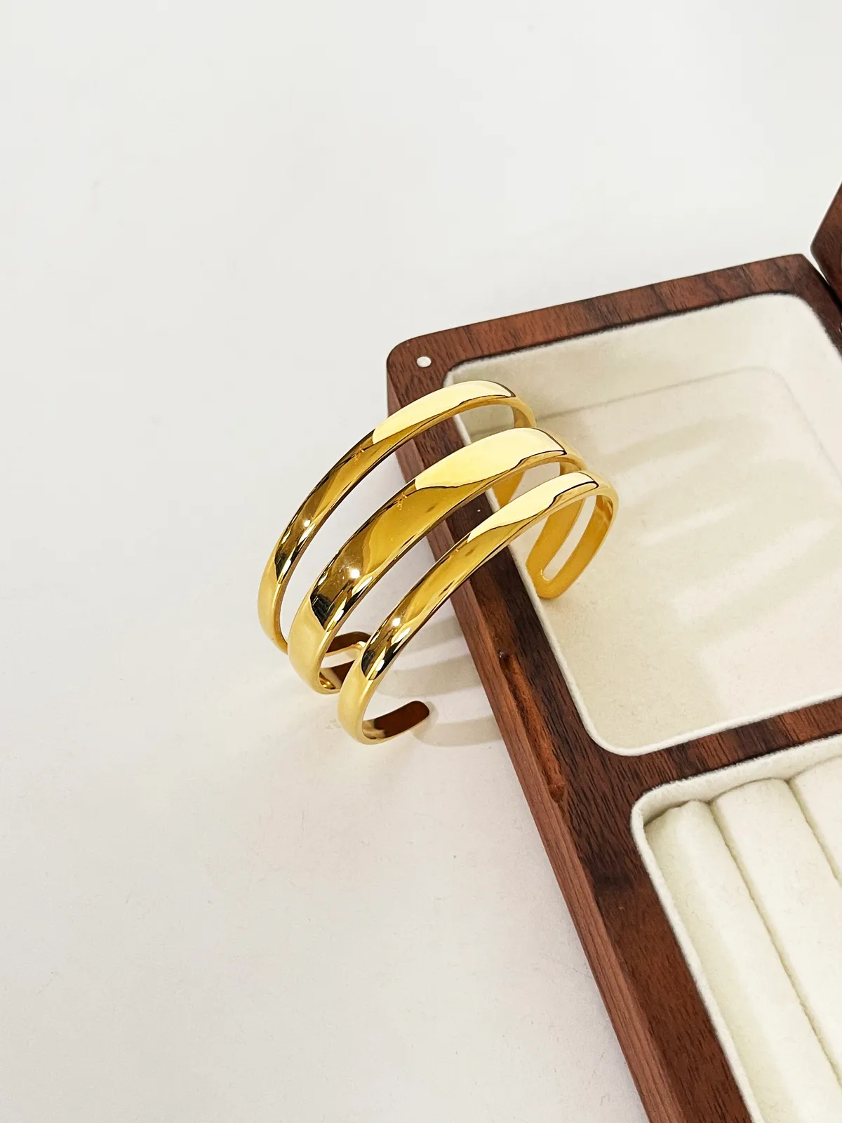 Brazalete ancho de tres capas GHIDBK de acero inoxidable con baño de PVD en oro macizo y sin deslustre, banda plana minimalista_voghion.com