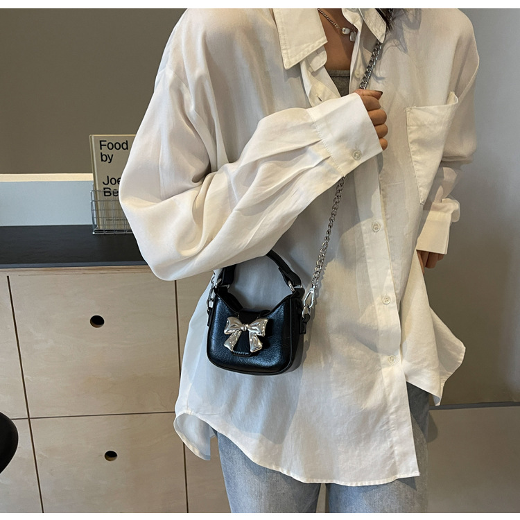 Little girl children's bag, 2024 new retro oily leather handbag, shiny bow chain crossbody bag, little princess mouth red envelope for women_voghion.com