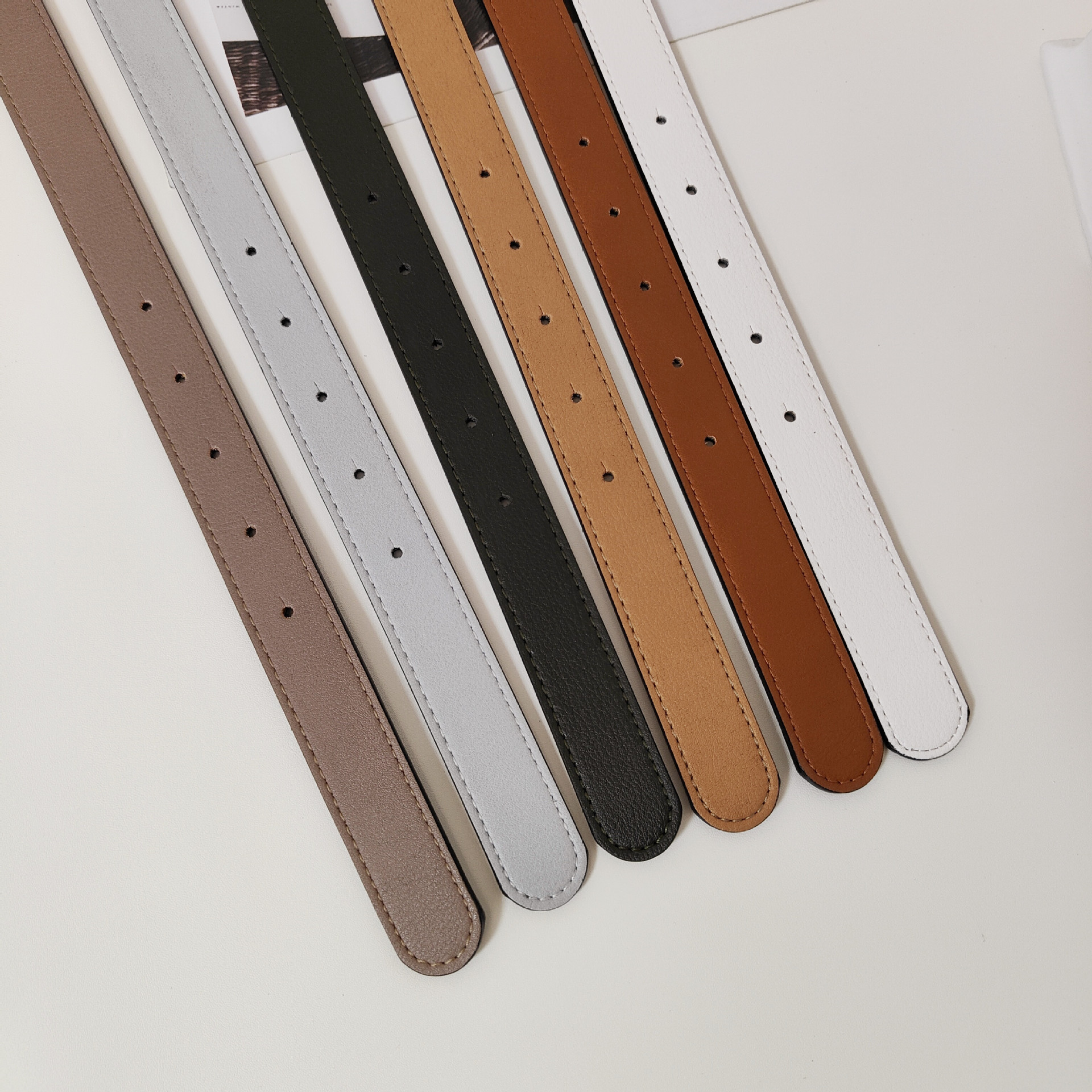 Cinto feminino em couro legítimo com fivela oval minimalista_voghion.com