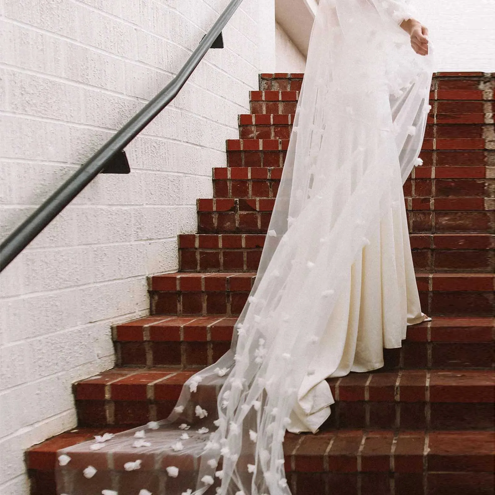 Haarschmuck V190 Zweilagiger Rouge-Hochzeitsschleier 3D-Blumen Lang Kathedrale Weich Braut Illusion Mit Kamm Braut_voghion.com