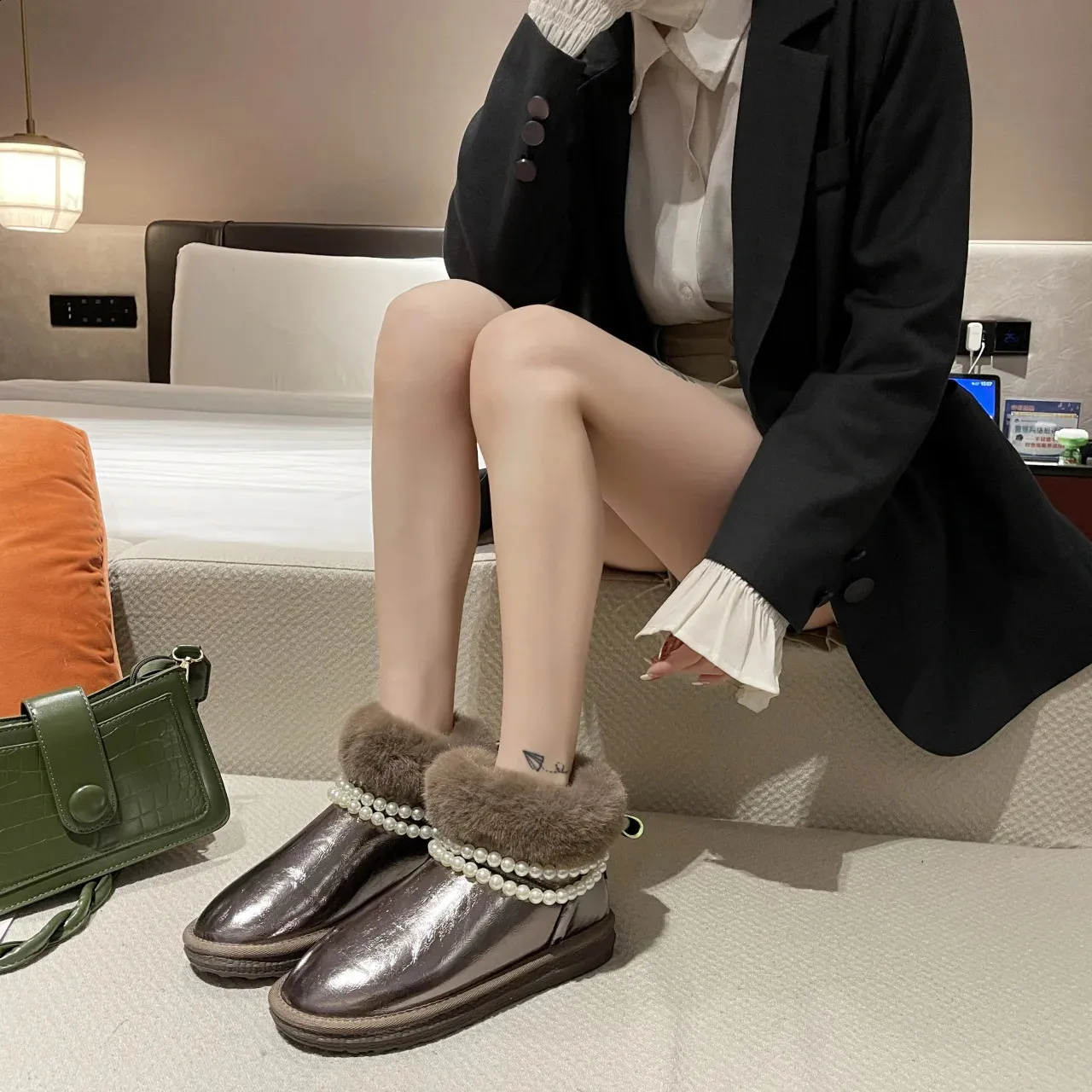 Bead Fur Snow Patent Leather Warm Wrinkle Student botte Womens Sliding Thick Bottom Wool Winter Boots Women 240904_voghion.com