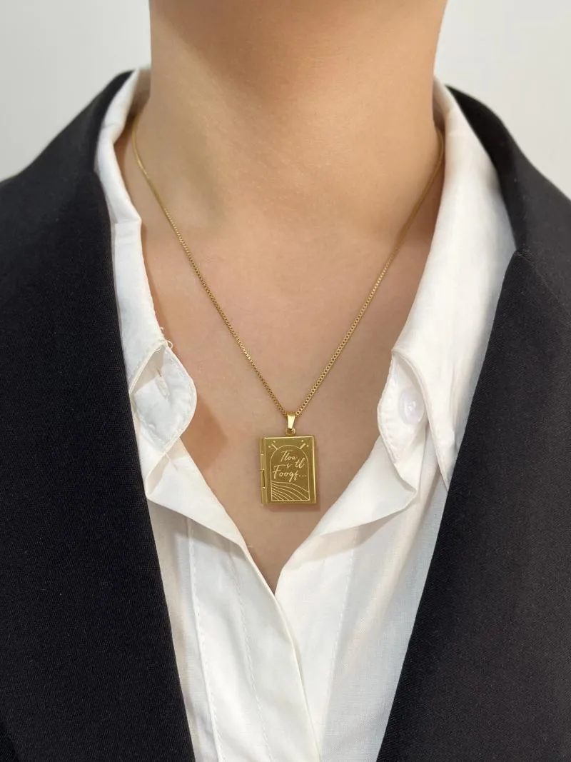 Hangerkettingen Peri'sbox Roestvrij staal Goud PVD verguld Gegraveerd boek Medaillon ketting Po Afstudeercadeaus_voghion.com