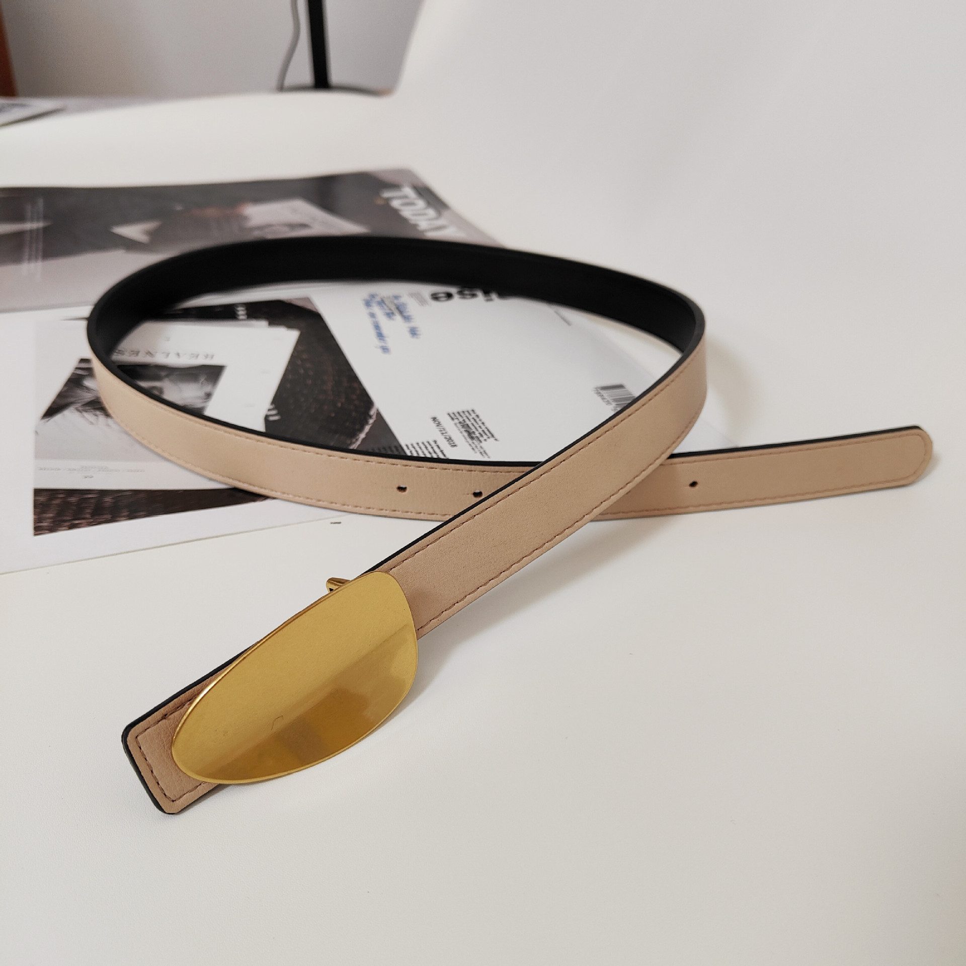 Cinto feminino em couro legítimo com fivela oval minimalista_voghion.com