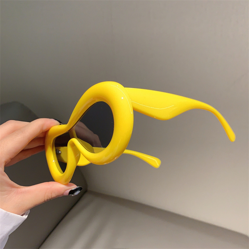 Lunettes de soleil une pièce personnalisées à large bord, nouveau style de vente à chaud, lunettes de soleil photo de rue à la mode et à la mode_voghion.com