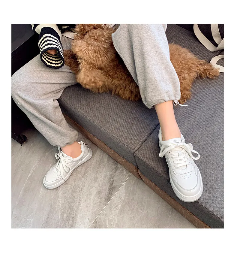 Scarpe sportive casual versatili, con fondo piatto e basso taglio in vera pelle e rete per traspirabilità e comfort._voghion.com