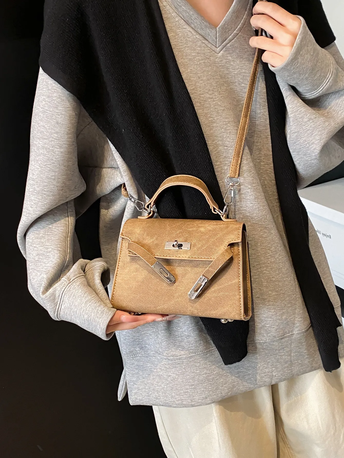 Antike Pendler-Handtasche mit strukturierter Schnalle und sanftem Temperament_voghion.com