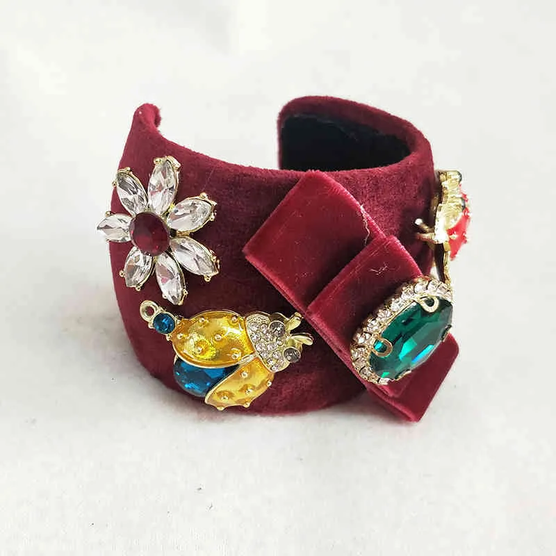Pulseira de bracelete com berloques barroca e flores strass_voghion.com