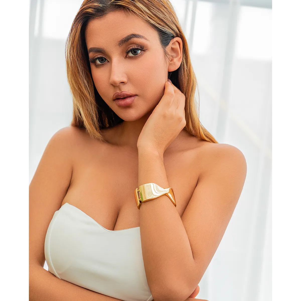 Brazalete grande de metal brillante Lacteo para mujer, con personalidad de moda, estilo viento exagerado, para fiestas de verano, banquetes, joyería_voghion.com