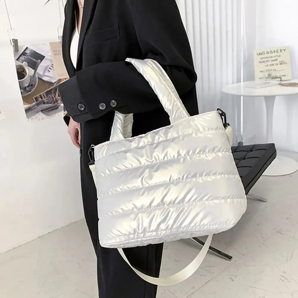Bolsa tote puffer tiracolo acolchoada leve estofada transversal_voghion.com