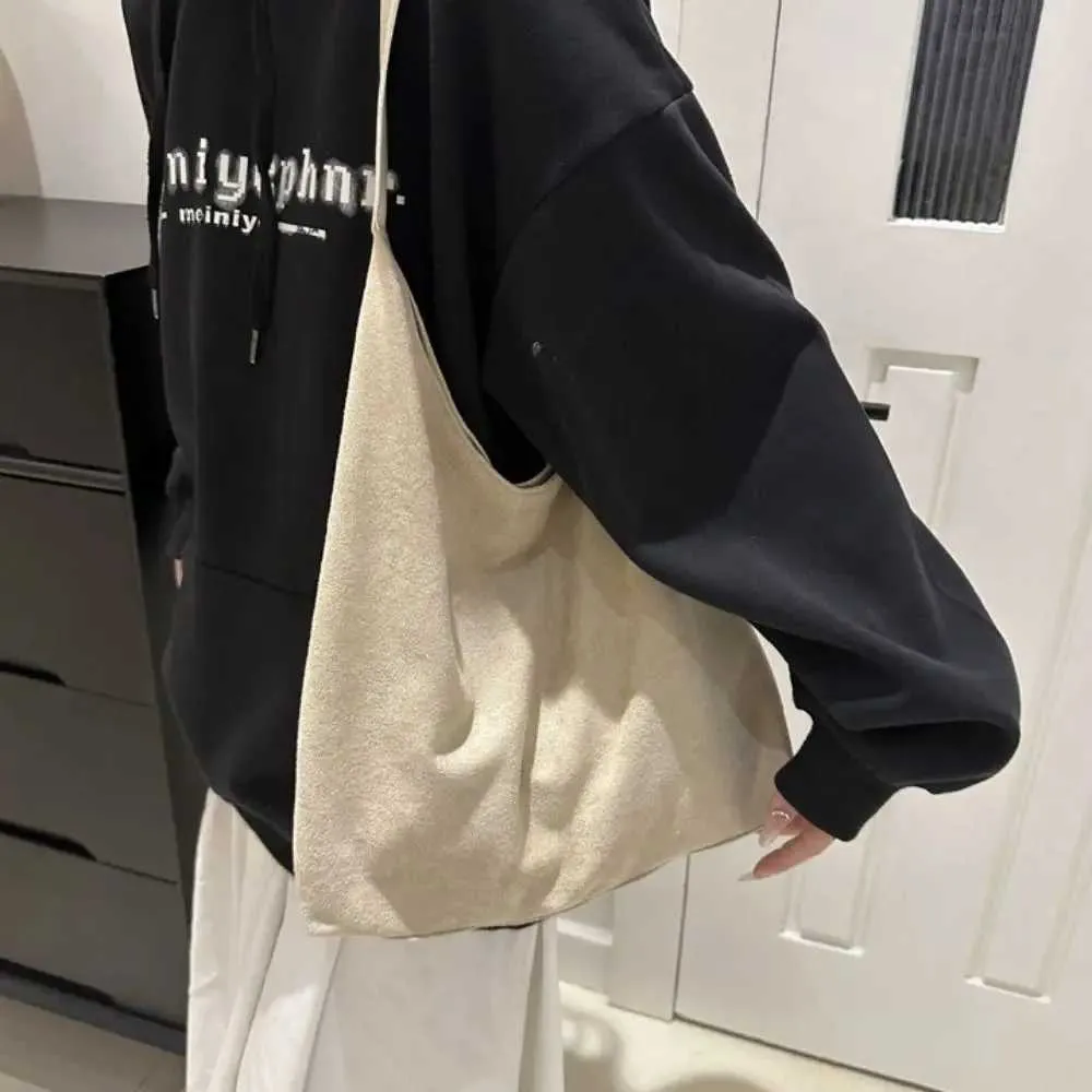 Borsa da designer Borsa da viaggio alla moda retrò in pelle scamosciata grande capacità alla moda per biancheria intima semplice borsa a tracolla Y241115_voghion.com