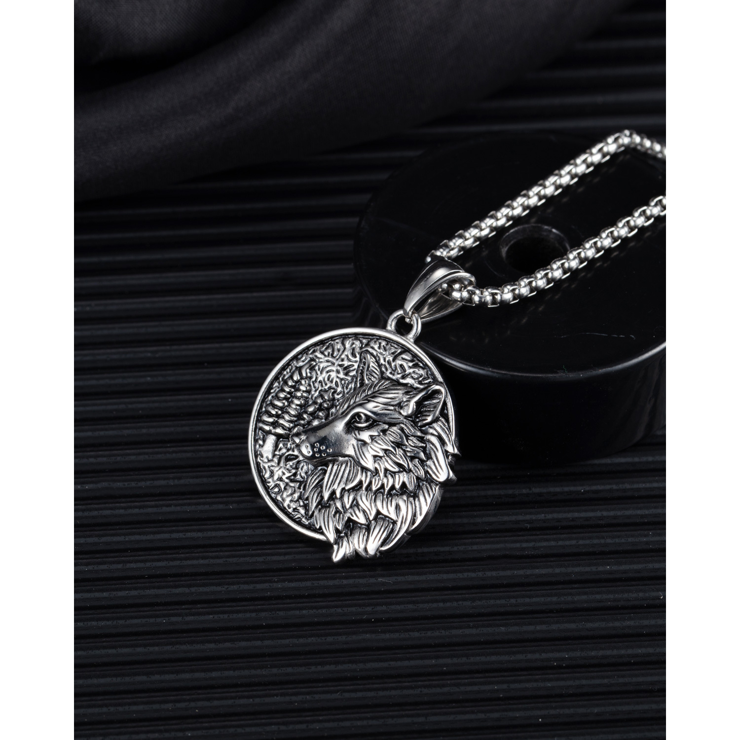 Collier personnalisé en acier titane avec tête de loup tendance_voghion.com