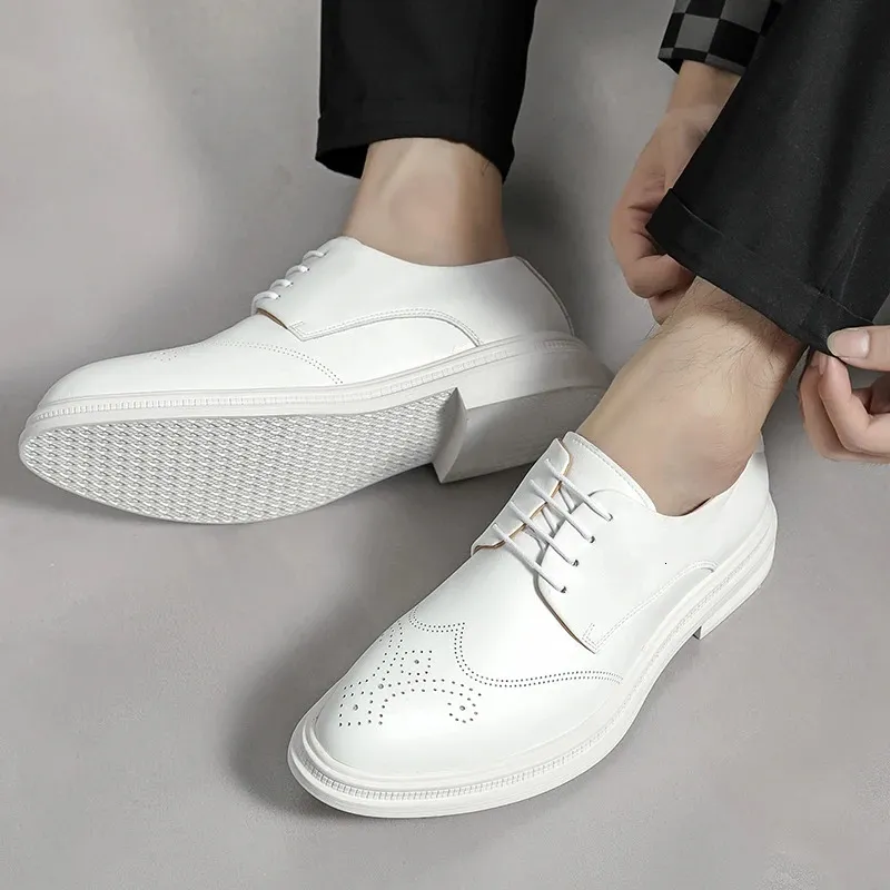 Nieuwe heren Britse herenmode Witte formele brogues schoenen Herenjurk Bruiloft Prom Thuiskomst Sapato Sociaal Mascuo_voghion.com