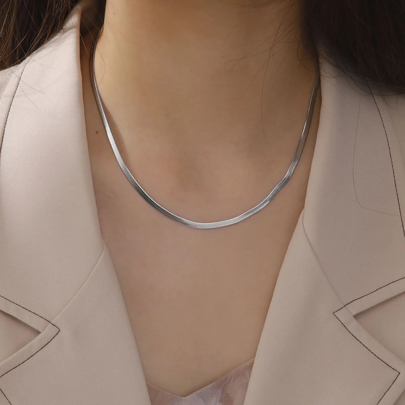 Topqualitativ 14k Gielgold Schlaangekette Halskette fir Fraen a Männer Goldfaarf Herringbone Choker Halskette Trend 2024_voghion.com