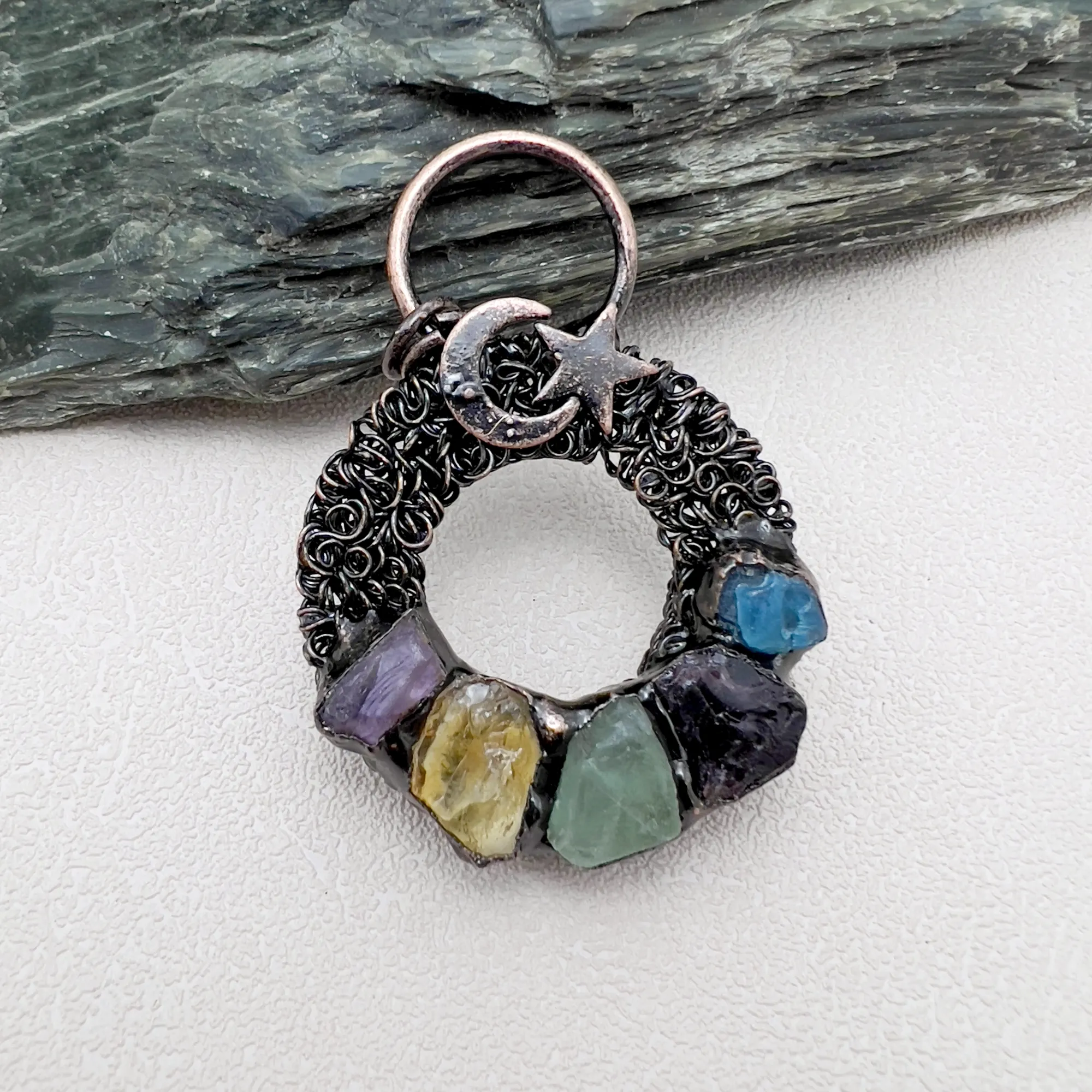 Anhänger Halsketten 5 Stück gelötet bronzeplattiert Kreis Sonne Mond natürlicher roher Kristall Quarz Grabperle gepflastert Vintage_voghion.com