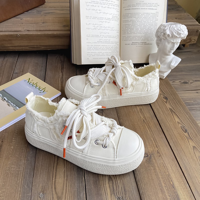 Baikuang 2024 Nouvelles petites chaussures blanches pour femmes, chaussures de planche polyvalentes en toile à bords irréguliers, chaussures chics_voghion.com