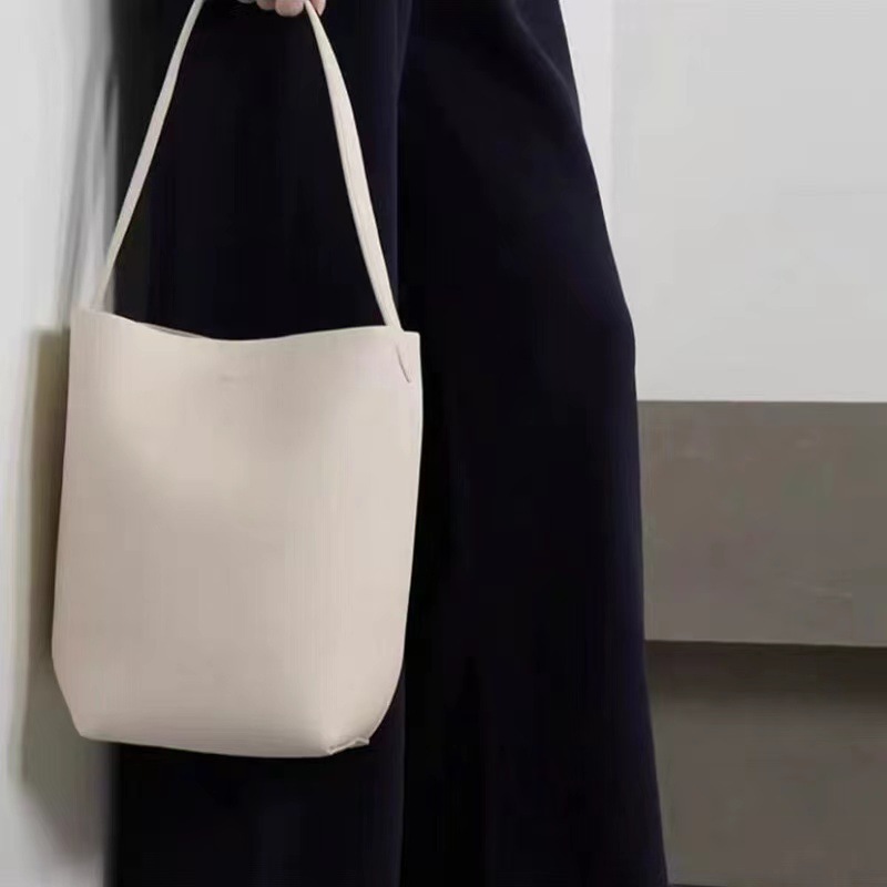 The Row, fascia media a secchiello in vera pelle con pelle di vacchetta per l'autunno inverno, borsa tote di piccola e grande capacità_voghion.com