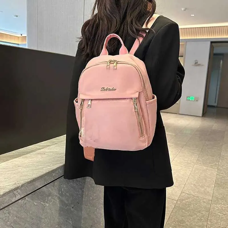 Sac à dos tendance en nylon imperméable à fermeture éclair de grande capacité avec filetage 2024 Hot Selg Sac polyvalent pour femme Mochila Mujer Y241116_voghion.com