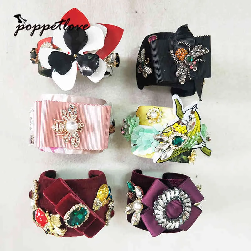 Pulseira de bracelete com berloques barroca e flores strass_voghion.com