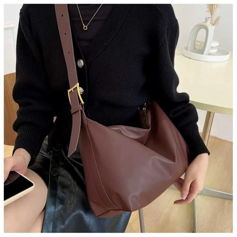 Grande capacidade ombro couro PU mensageiro deslocamento casual uso axila moda bolsa totes handba241108_voghion.com