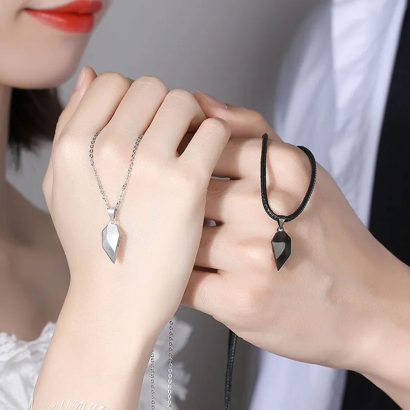 Kettenpaar Magnetische Coup-Halskette Liebhaber Herz Anhänger Distanz Facettierter Charme Frauen Vantine's Day Geschenk 2023_voghion.com