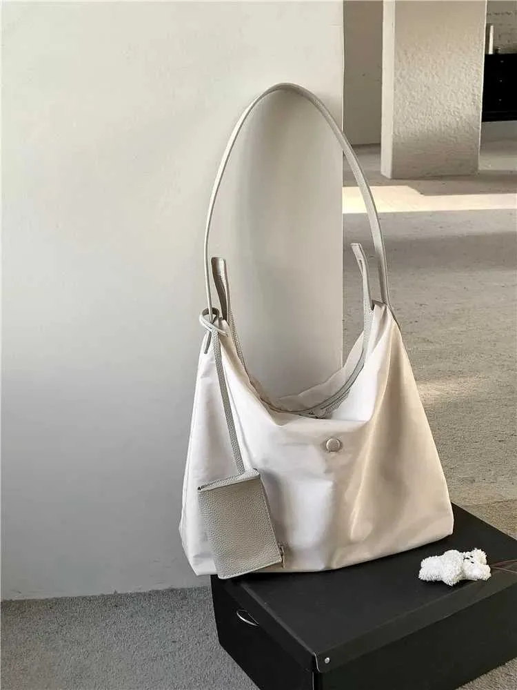 Women's Nylon Shoulder Bag Large Capacity Leisure Commuter Style_voghion.com