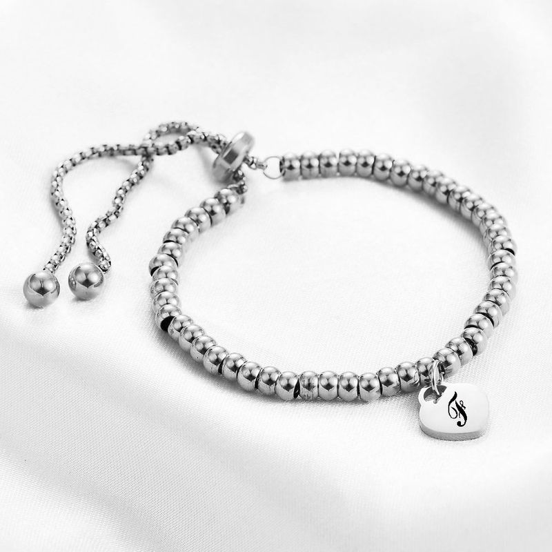 Braccialetto di perline rotonde regolabili a forma di cuore in acciaio inossidabile con 26 lettere, semplice e alla moda_voghion.com