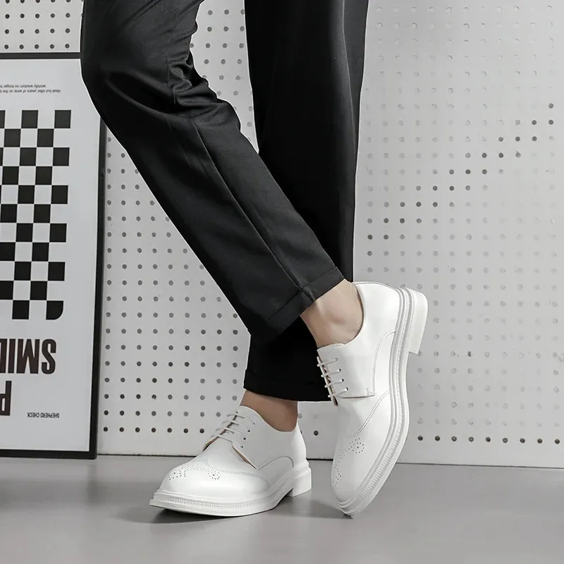 Nieuwe heren Britse herenmode Witte formele brogues schoenen Herenjurk Bruiloft Prom Thuiskomst Sapato Sociaal Mascuo_voghion.com