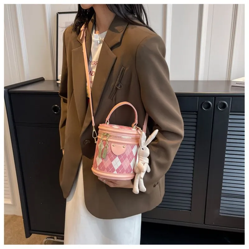 Designer Free Shipping 2025 New Fashionable Bucket Premium Texture Dia Grid Shoulder Crossbody Bag Bag For Womens_voghion.com