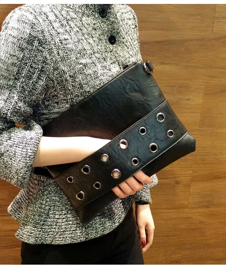 Pochette envelope con borchie borsa a tracolla borsa a spalla_voghion.com