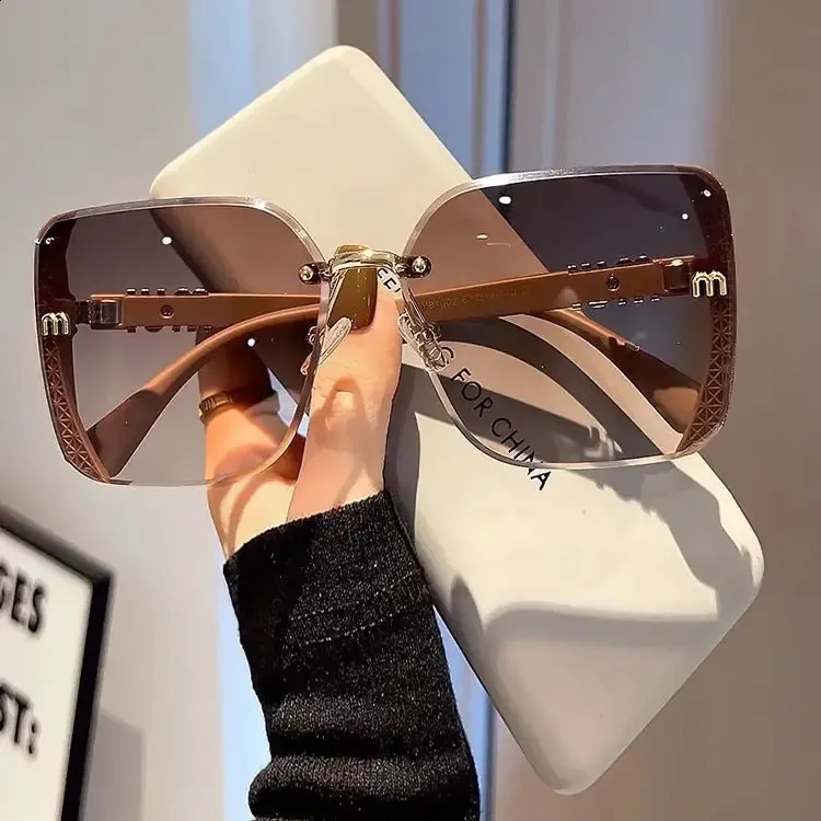 MIU Mode Coola Solglasögon Dam Bokstäver Anti Starkt Ljus Vintage Båglösa Solglasögon Dam Gafas UV400 240812_voghion.com