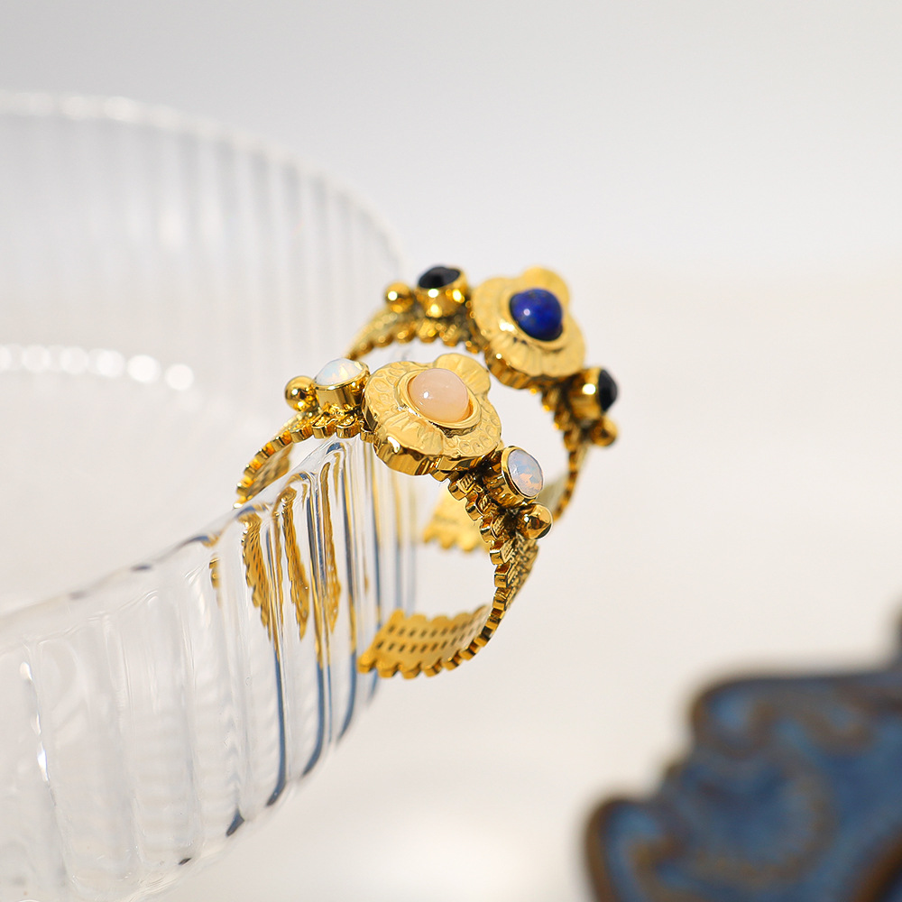 Bague en acier titane avec ouverture en pierre naturelle incrustée, conservant la couleur, offrant une sensation haut de gamme et polyvalente._voghion.com