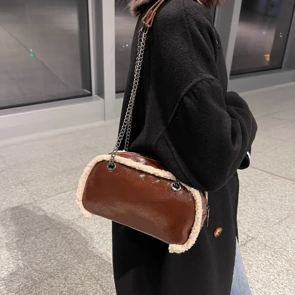Retro-Stil Umhängetaschen Einfarbig Helles Leder Plüsch Kanten Schultertasche Designer Handtaschen Damen Shopper Totes_voghion.com