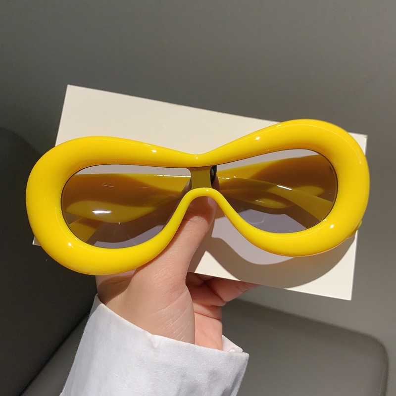 Lunettes de soleil une pièce personnalisées à large bord, nouveau style de vente à chaud, lunettes de soleil photo de rue à la mode et à la mode_voghion.com