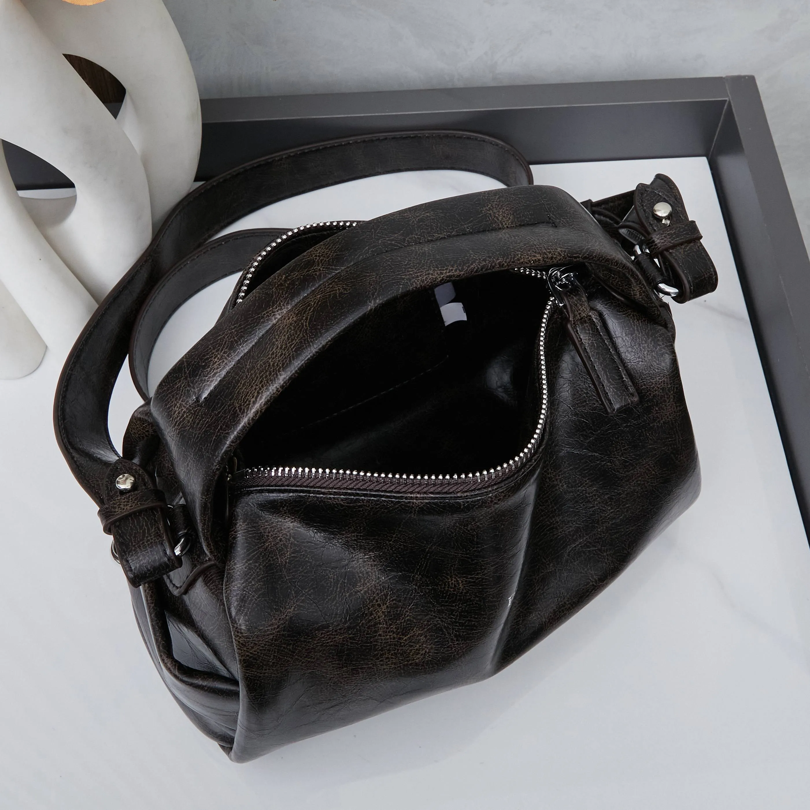 2025 Spring/Summer New Used Oil Wax Leather Lunch Box Unisex Crossbody Bag, Single Shoulder Handbag_voghion.com