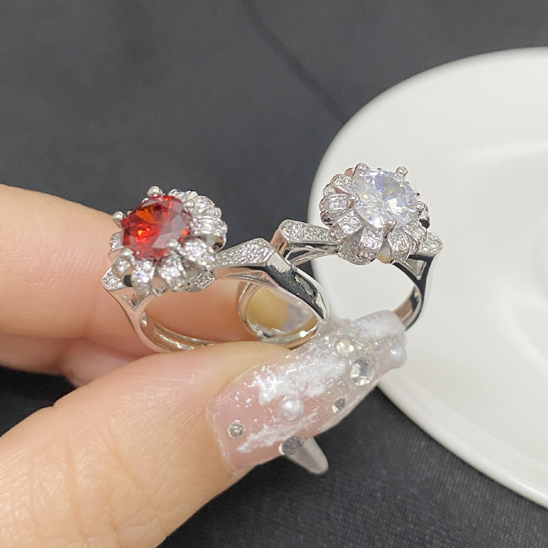 Versa Classic Light Luxury Red Crown da donna placcato oro con diamanti simulati, piccolo design a spalla alta, sposa dea_voghion.com