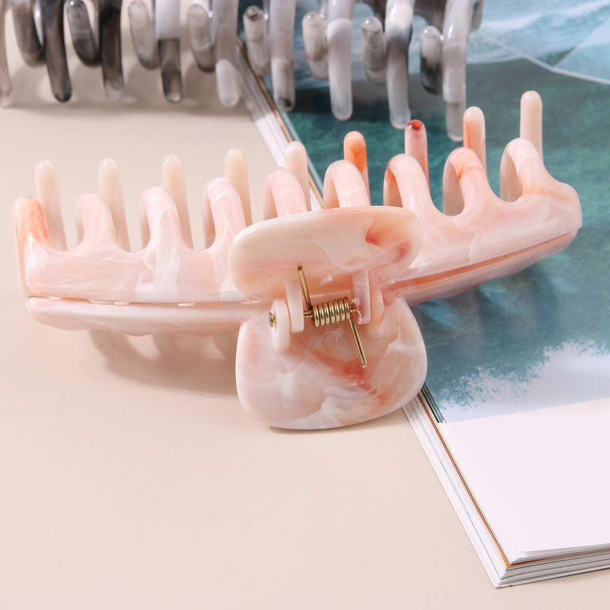 Wielkoformatowa spinka do włosów wzór marmurkowy tył głowy spinka do włosów objętość włosów wiązka wielu ozdób do włosów spinka do włosów klips w kształcie rekina_voghion.com