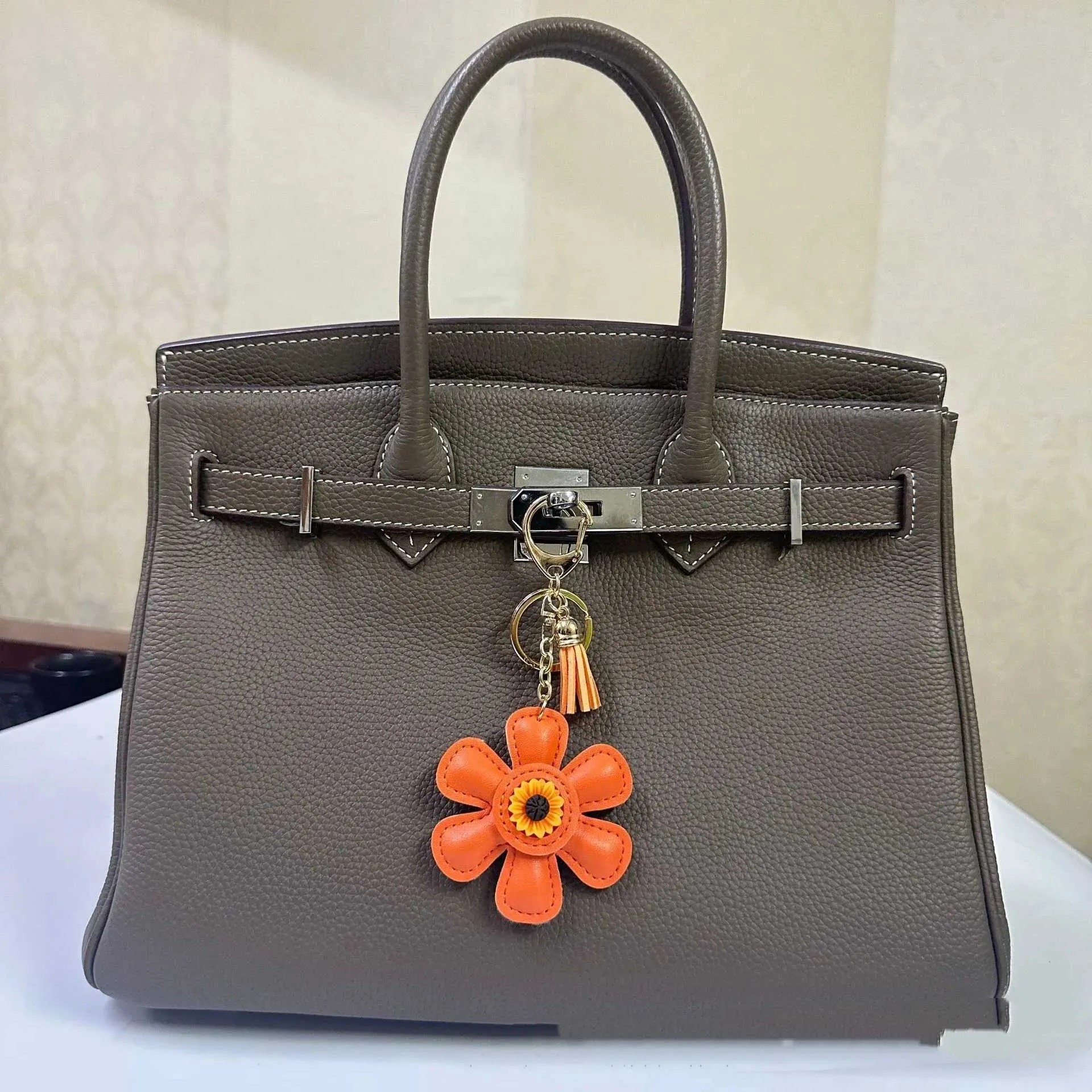 Suower Tasche Leder Schlüsselanhänger Valentinstag Muttertag Wer Bud Anhänger in verschiedenen Farben Y241121_voghion.com