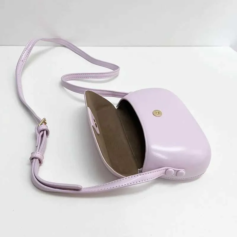 Dames schoudertas messenger bag van glanzend kunstleer_voghion.com