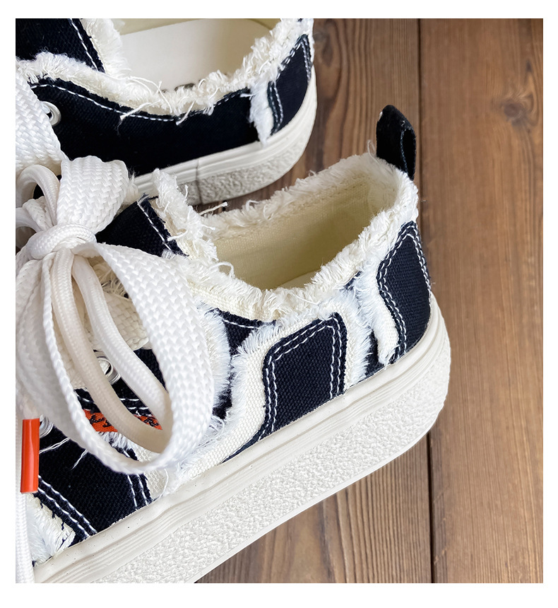 Baikuang 2024 Nouvelles petites chaussures blanches pour femmes, chaussures de planche polyvalentes en toile à bords irréguliers, chaussures chics_voghion.com