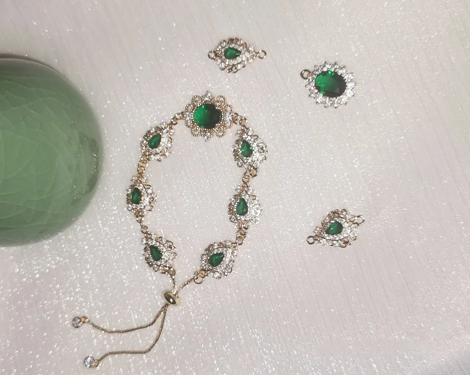 Custom zumiao green zircon woman bracelet european court jewelry 240710_voghion.com