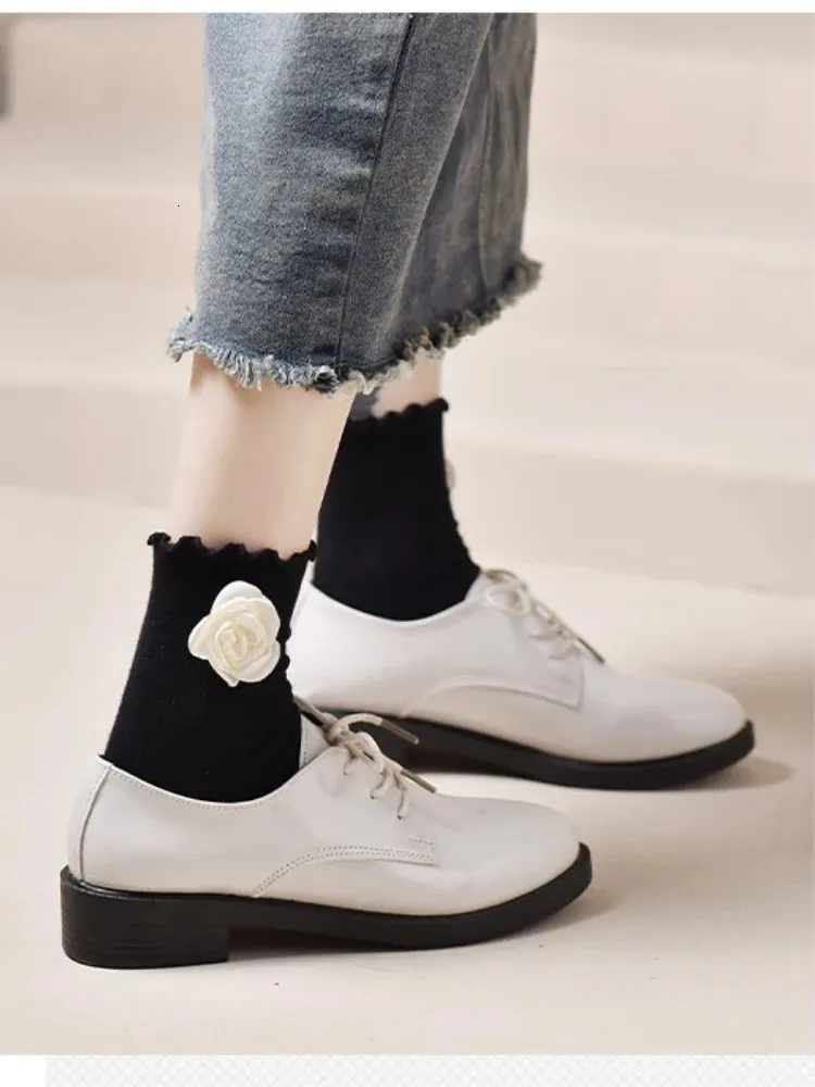 Veterschoenen voor dames van zwart leer met platte hak_voghion.com