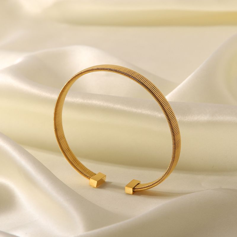 Nuovo bracciale aperto in acciaio al titanio, semplice e alla moda, design versatile, acciaio inossidabile, bracciale in oro anti-scolorimento_voghion.com