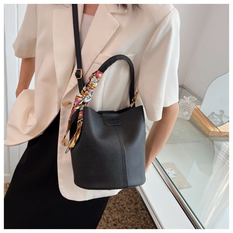 Nuovo per le donne alla moda e di alta qualità sciarpa di seta semplice borsa a tracolla secchiello tenuta a mano_voghion.com
