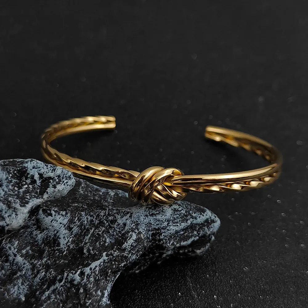 Knotted cuff armband i rostfritt stål guldpläterad dam_voghion.com