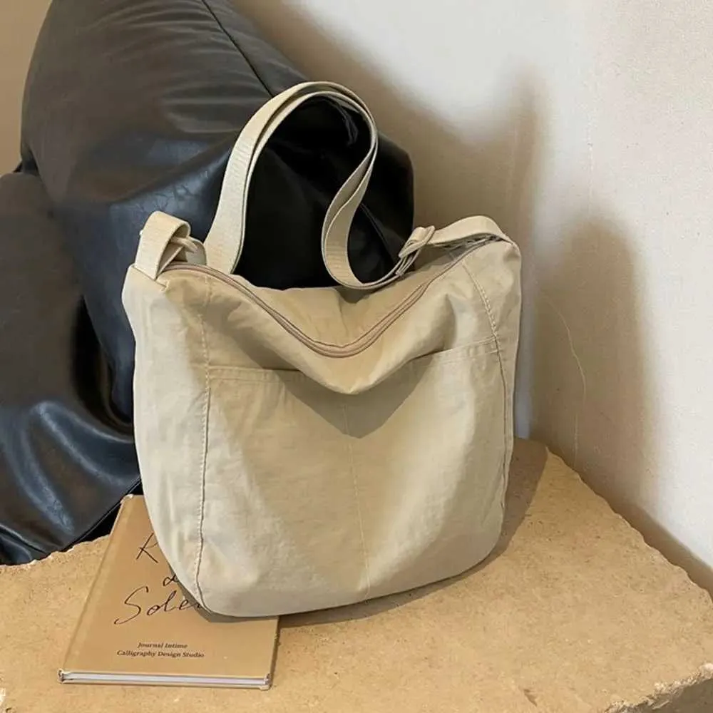 Naisten Tyttöjen Olkapäälle Kantavat Muodikkaat Yksiväriset Nylon Laukut Ulkoilu Matkailu Erittäin Suuret Laukut C241104_voghion.com
