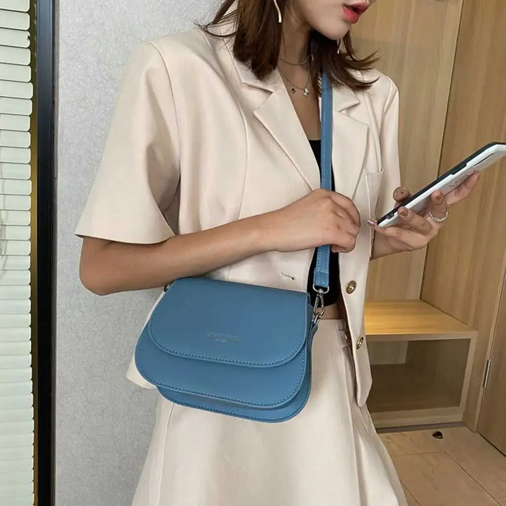 Fashionable saddle shoe PU leather cross shaped simple solid color flip messenger bag Fi handbag Y241026_voghion.com