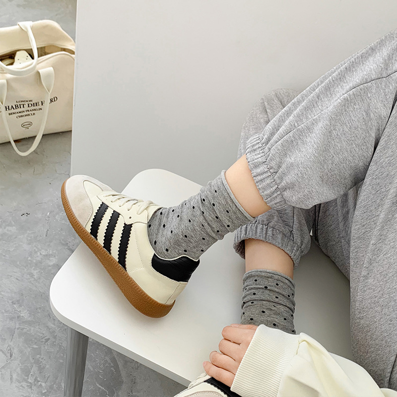 Calze donna color crema a volant alla moda per primavera estate_voghion.com